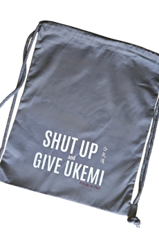 Grauer Turnbeutel mit weißer Aufschrift "Shut up and give Ukemi"